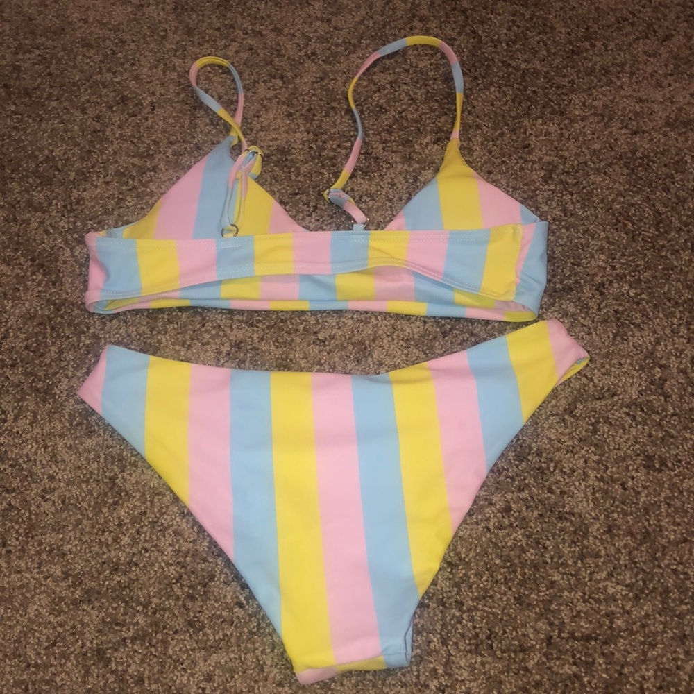 Bikini - Picture 2 of 2